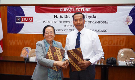 H.E.Dr. Khlot Thyda bersama rektor UMM, Drs. Fauzan,M.Pd.