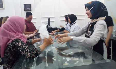 Zaskia Sungkar saat melayani pembeli di Surabaya Snow Cake miliknya. [achmad tauriq]