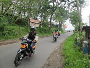 Salah satu jalan desa di Desa Sumbersekar, Kec Dau, Kab Malang yang hingga kini belum terdapat bangunan drainase.