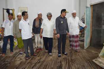 Wali Kota Malang H. Moch. Anton didampingi KH. Chusaini Al Hafidz meninjau komplek Ponpes Tanfidzul Quran Nurul Furqon akhir pekan kemarin.