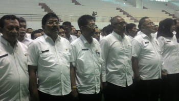 Tetap dalam barisan pelatikan (kedua dari kanan) Sugiharto Kepala Badan Kesatuan Bangsa, meskipun namanya tidak ada dalam SOTK baru Pemkot Malang akhir Deseber kemarin.