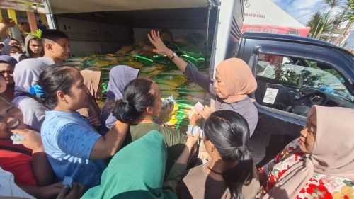 Warga Tulungagung Berebut Beli Beras Di Gerakan Pangan Murah Harian