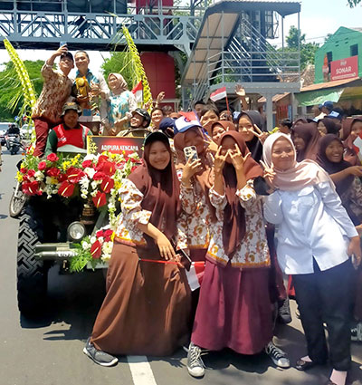 Arak arakan Piala Adipura Kencana Kedelapan Kalinya bagi Surabaya