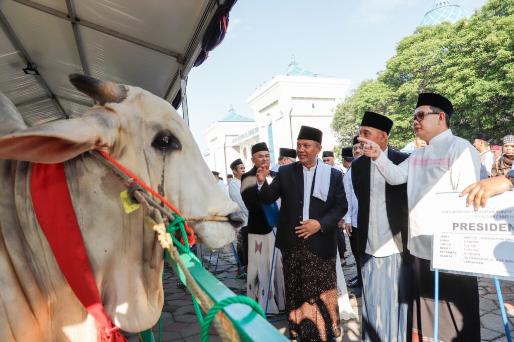 Pj Gubernur Adhy Karyono juga menyerahkan secara simbolis sapi kurban Presiden Joko Widodo dengan berat 1,01 ton untuk Masjid Raya Islamic Center.