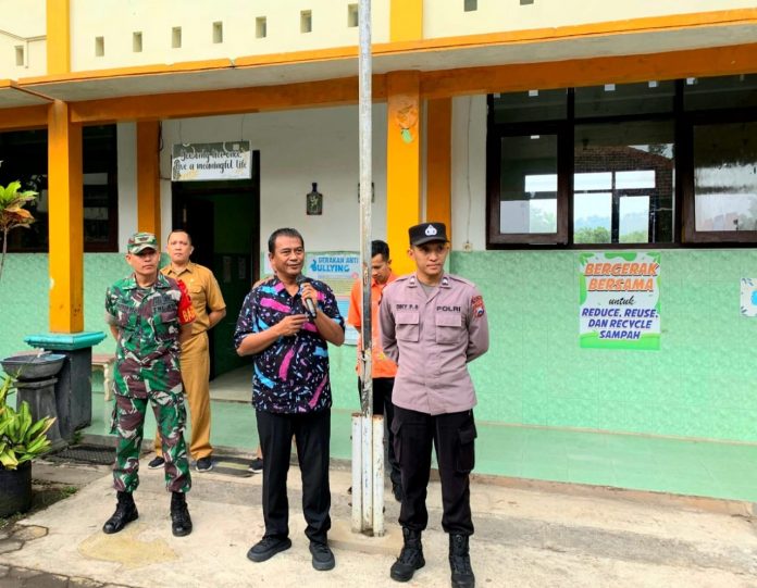 Penyuluhan anti perundungan di SMP Diponegoro ditutup dengan pemasangan banner ‘Stop Bullying’, Selasa (11/6) kemarin.n anas/bhirawa