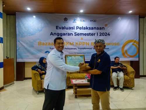 Kepala Rutan Kelas IIB Situbondo Rudi Kristiawan saat menerima penghargaan predikat sempurna dari IKPA semester 1 tahun 2024.