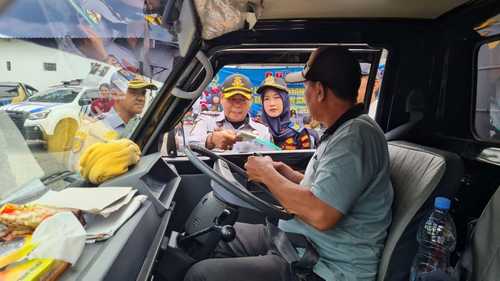 Petugas gabungan sedang memeriksa surat-surat kendaraan bermotor yang terjaring Operasi Kestib di Terminal Gayatri Kota Tulungagung, Rabu (11/3).