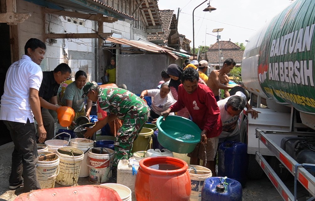 Darurat Air Bersih: IJTI, Kodim 0813 dan BPBD Bojonegoro Pasok 21 Ribu Liter Air Bersih di Tlogohaji