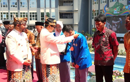 Wali Kota Nurochman saat memberikan penghargaan kepada lelajar dan tomas dalam upacara Peringatan HUT ke-25 Kota Batu di Balai Kota setempat, Sabtu (17/10). (anas/bhirawa)