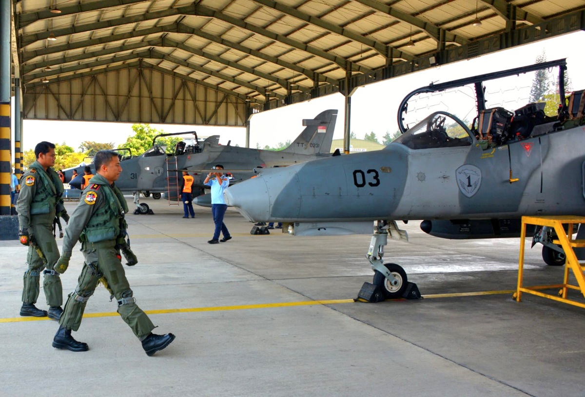 How Di Latihan Penerbang Pesawat Tempur Hawk di Lanud Abdulrachman Saleh ...
