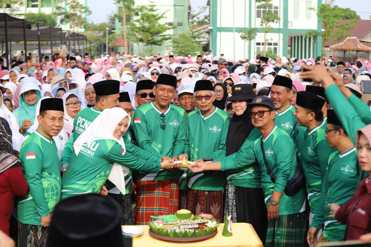 Hari Santri 2026, Sri Wahyuni dan Bupati Bojonegoro Ikuti Jalan Sehat Bersarung
